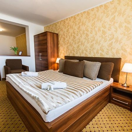 Hotel Merkur Калужа Экстерьер фото