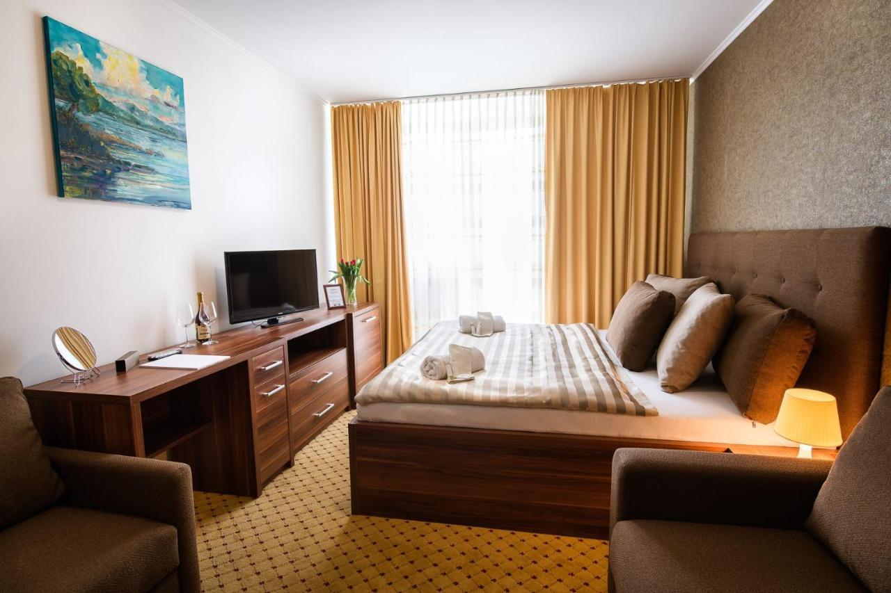 Hotel Merkur Калужа Экстерьер фото