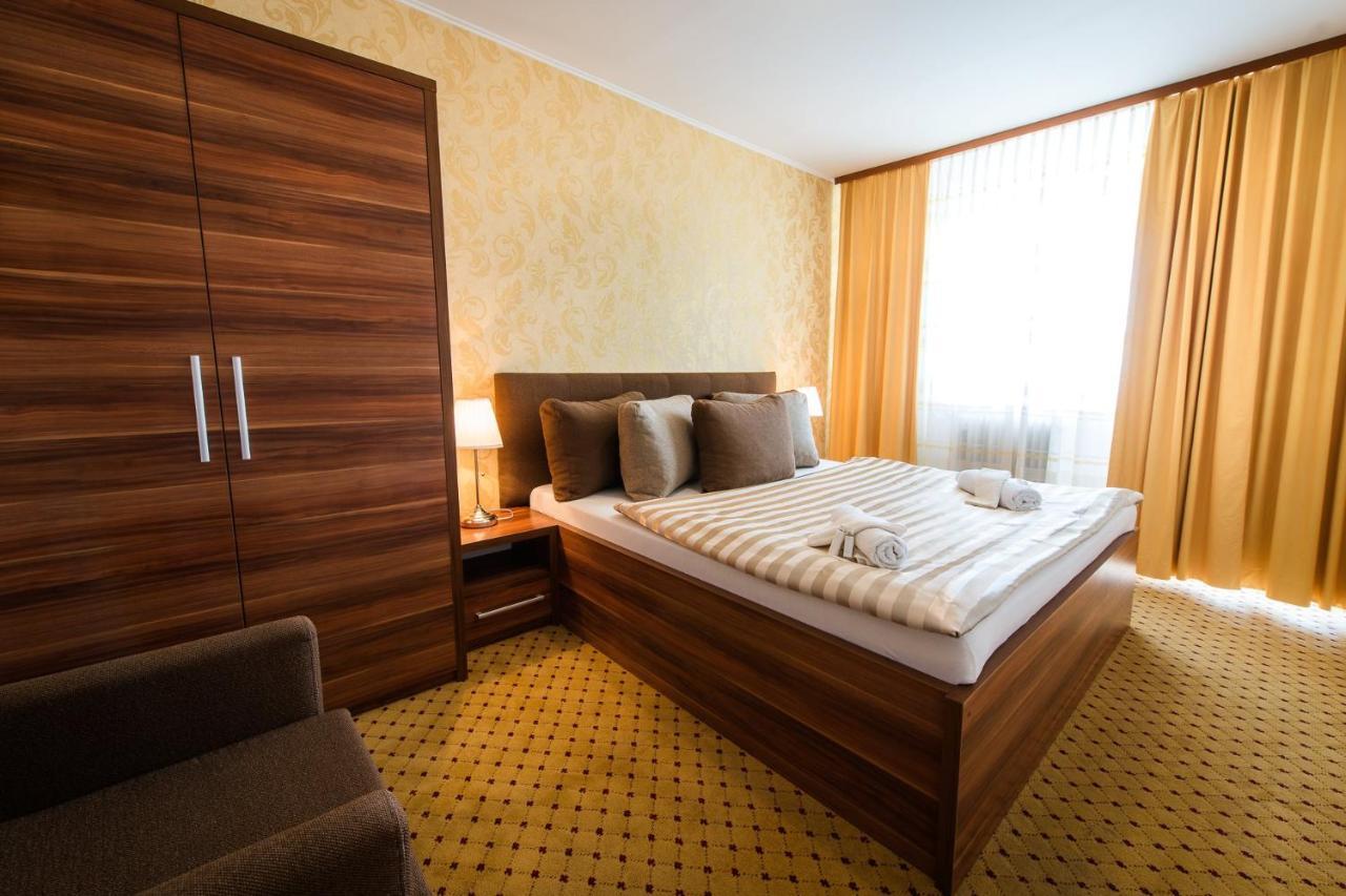 Hotel Merkur Калужа Экстерьер фото