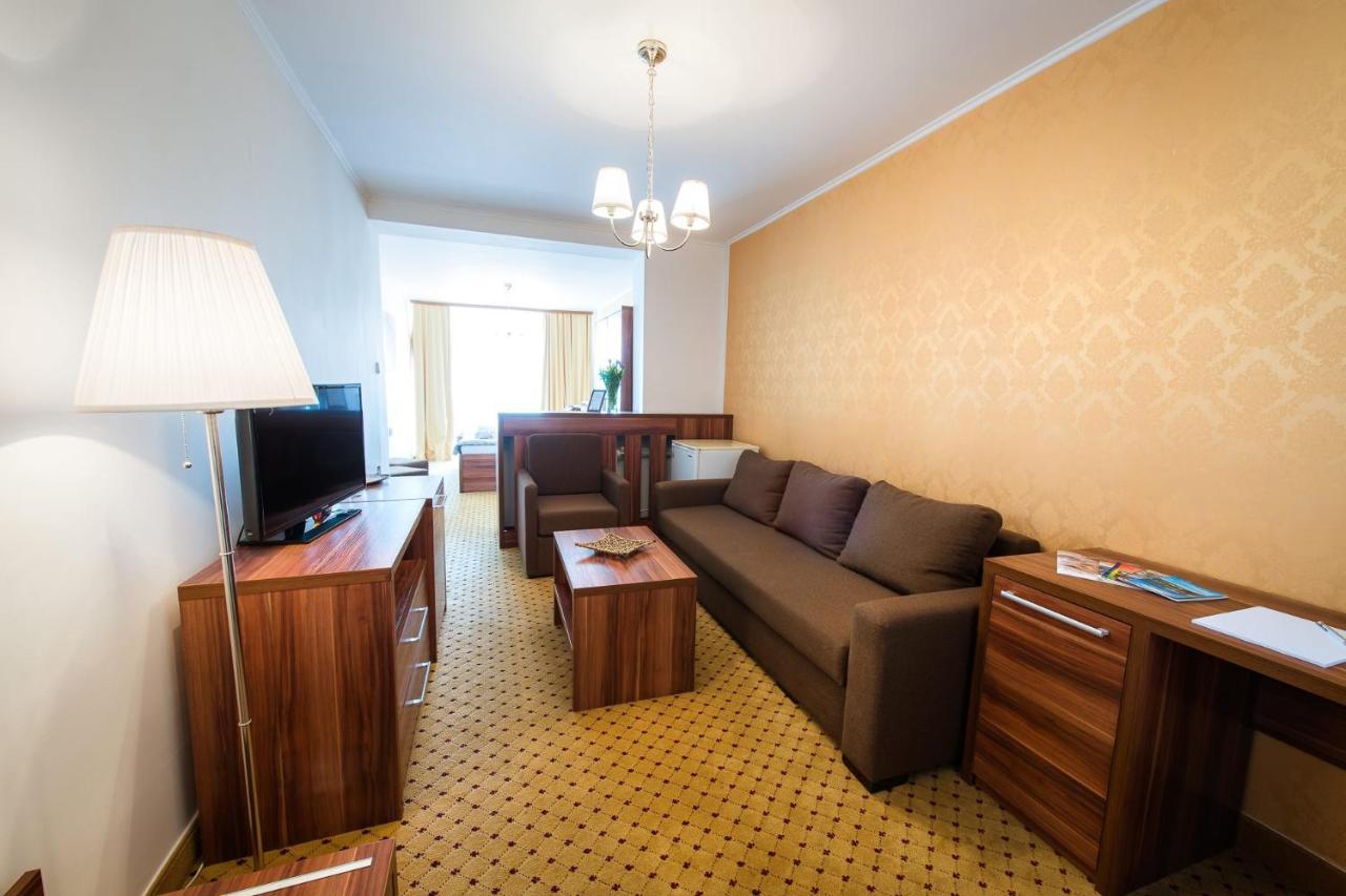 Hotel Merkur Калужа Экстерьер фото