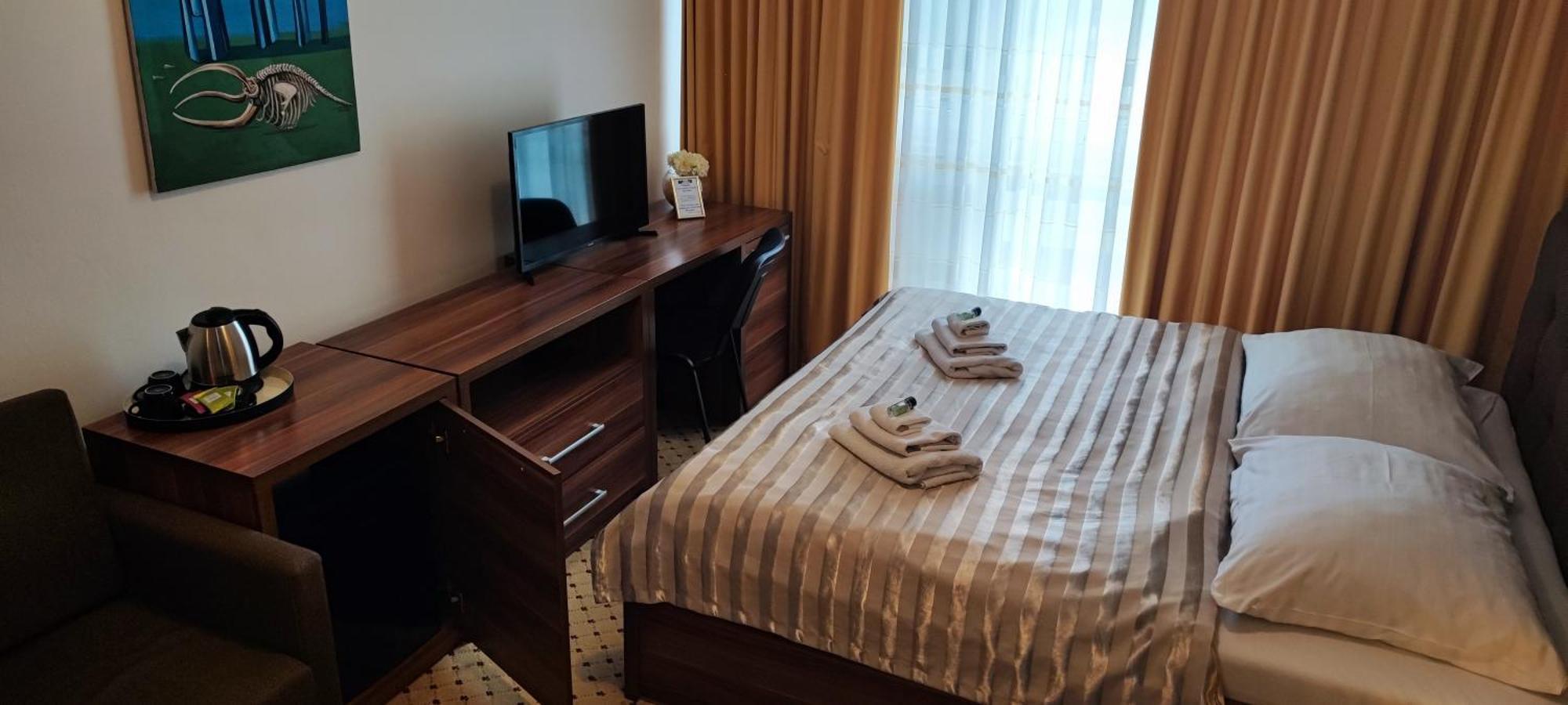 Hotel Merkur Калужа Экстерьер фото